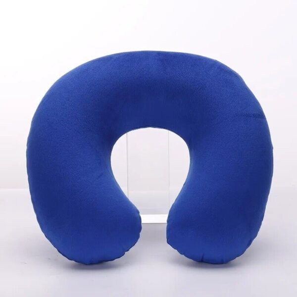 Almohada de viaje inflable azul.